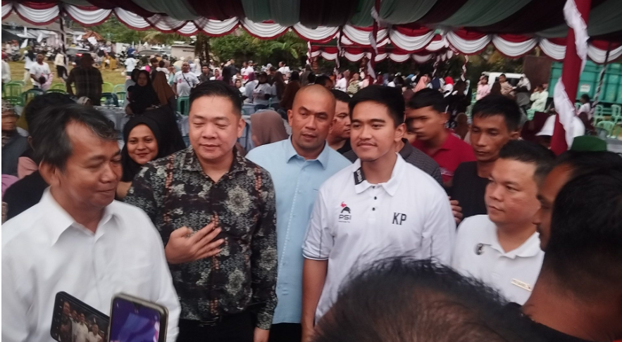 Kaesang Pangarep Hadir di Sungailiat: Dukung Andi-Budiyono di Pilkada Ulang 2025 dengan Stylish Anak Muda Banget
